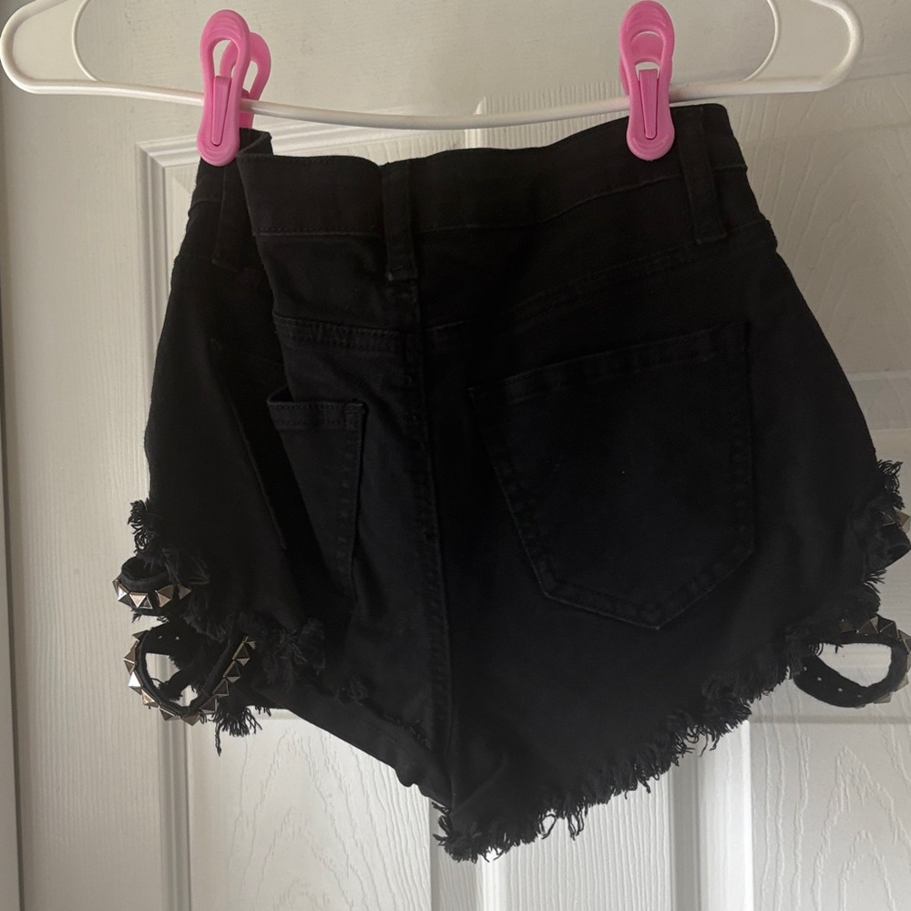 AKIRA Black Studded Cropped Shorts Set - Picture 4 of 5